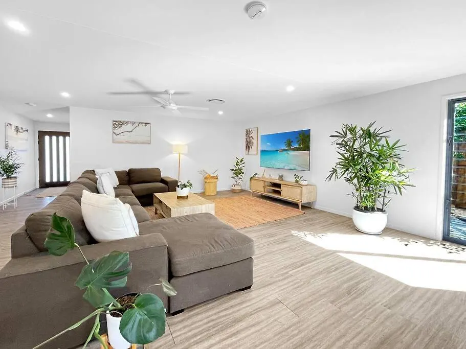 Summer Retreat 4 Min Drive From Moololaba Beach ムールーラバ 別荘